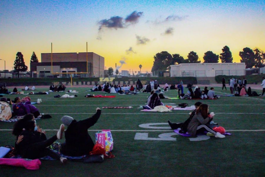 The+Senior+class+of+2022+gathers+together+at+the+crack+of+dawn+to+watch+the+sunrise.+A+chilly+Tuesday+morning+full+of+laughs+and+donuts+kicked+off+Seniors%E2%80%99+last+high+school+year.