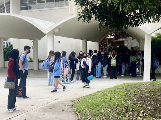 Students line up in front of the library at 12:30 p.m. on May 3 for their AP Psychology exam. They awaited check-in with their ID, #2 pencils, and black or blue pens ready! Photo by Kate Phan.
