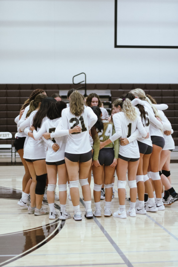 West+Highs+Girls+Volleyball+team+huddles+up+after+scoring+a+point+against+Palos+Verdes++High+on+September+1%2C+2022.+The+team+plans+their+next+play+to+get+that+%E2%80%9CWarrior+win%E2%80%9D.+Outside+of+brainstorming+their+next+play%2C+the+girls+build+up+positive+momentum+to+keep+them+in+the+right+mindset+throughout+the+whole+game.+The+girls+support+each+other%2C+and+when+one+teammate+fails+a+play%2C+they+build+each+other+back+up+without+giving+up.+