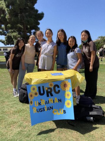 During Club Rush, Ukrainian Russian Club representatives hope to assist and provide information for both potential members and casual passersby alike. Remarking on one of the most pressing reasons for founding the URC, President Leah Ho (12) explained the growing imperative “to engage the local community to assist Ukrainian refugees coming to the U.S. every day.” From left to right: Skye Nuesca (10), ICC Representative Sophie Gelinas (10), Julia Huffstutter (10), board member Morgan Tan (10), President Leah Ho (10), Kai Nakajima (10), and Ivy Choi (10). Photo courtesy of Sophie Gelinas (10).