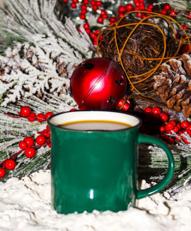 Whether it be after leaving the ice rink, a stand at Candy Cane Lane, or as a hand warmer after a day on the slopes, a cup of coffee or hot chocolate is the perfect supplement to any winter activity! As a staple tradition for the American Christmas, warm drinks are the perfect accompaniment to the holiday season.