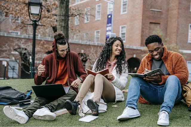 For students choosing college as part of their future, it may be confusing about how to approach their academic and social aspects. Ms. Kang and Mr. Weber shared their personal insights and experiences during their time attending college.   
